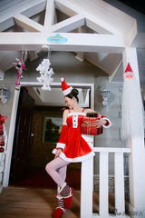 组图：芙蓉姐姐圣诞写真装嫩卖萌 大摆清纯造型