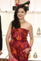 组图：大S笑称结婚1年与老公变熟 造人大计要随缘