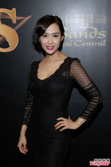 组图：朱茵透视黑裙亮相澳门 身姿窈窕性感依旧