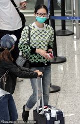 组图：刘诗诗深夜素颜抵沪心情佳 与助理勾肩