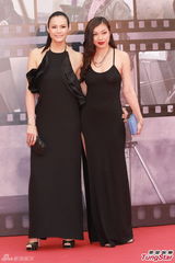 组图：马诗慧等亮相金像奖红毯黑裙大秀美背