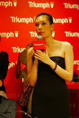 幻灯：佟晨洁做内衣大赛评委 称今年将和谢晖生宝宝