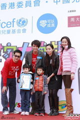 组图：梁咏琪投身公益亮相小画家绘画比赛