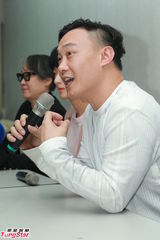 组图：徐濠萦素颜现身香港报业评议会 陈奕迅递交投诉书