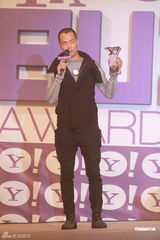 组图：中韩明星齐聚搜寻人气大奖颁奖礼  