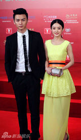 组图：赵丽颖陈晓【演员】荧屏外首牵手红毯人气高