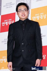 组图：刘在石UEE等韩众星亮相KBS演艺大奖红毯