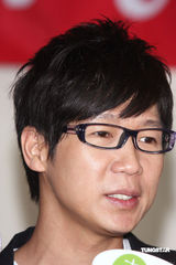 幻灯：品冠担任艺人代表出席川震感恩活动