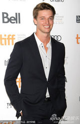 组图：莉莉亮相《作家们》首映 施瓦辛格儿子帅气