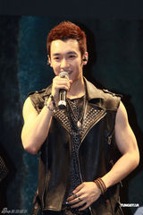 组图：王野发片秀肌肉 母亲带家常菜抵京支持