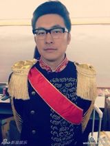 组图：电影《爸爸》曝花絮照 萌宝喂小动物有爱