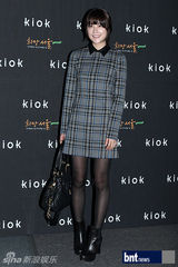 组图：裴素恩赵达焕等众星盛装出席时装展