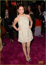 《春假》首映 瓦妮莎秀美腿赛琳娜酥乳诱人