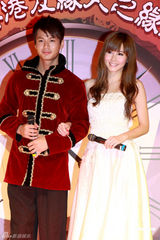 组图：傅颖公主裙上阵可爱甜美 暧昧牵手罗仲谦