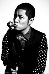 组图：任重搞怪大片曝光 嘟嘴卖萌显大男孩本色