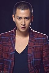 组图：韩栋时尚写真绅士气质不失雅痞