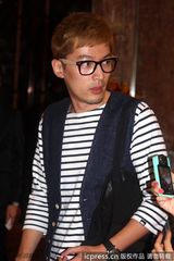 组图：胡歌黄发亮相陈龙婚礼 与嘉宾合影表情逗趣