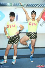 组图：自由发挥组合出片 圆点超短裤很娘炮