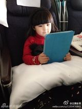 组图：李湘全家赴美度假 Angela红衣可爱漂亮