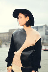 组图：周笔畅巴黎拍写真 摘掉眼镜显法式优雅