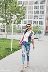 组图：李昕岳夏日清爽街拍 巧用粉色展活力