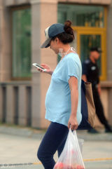 组图：马雅舒挺大肚独自逛超市 路边买水果