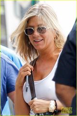 组图：44岁安妮斯顿背心热裤 疑真空当街激凸