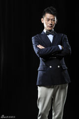 组图： 李健新剧热播 绅士写真展暖男笑容