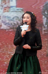 组图：周海媚顶泡面头献歌剪彩 宽松外套臃肿