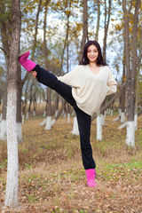 组图：《分手大师》柳岩片场下腰劈腿爬树扮猴