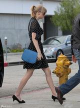 高清组图：泰勒-斯威夫特街拍波点裙搭配蓝包