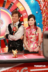 幻灯图：嫩模邝敏慧《财神到》遭林韦辰打屁股