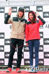 组图：李妍熙柳演锡穿情侣冲锋衣出席签名会