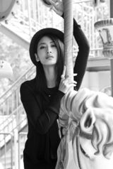 组图：郭珍霓旋转木马写真 尽显天真童趣