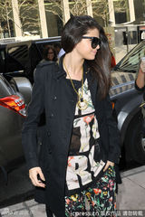 组图：赛琳娜与宅男粉丝大方合照显亲和