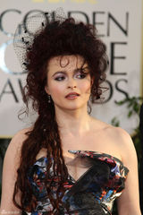 高清图：海伦娜-伯汉姆-卡特红绿两色鞋搞怪耍个性