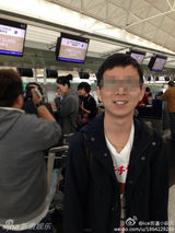 组图：王菲素颜现身机场 路人合影淡定当背景板