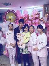 独家高清：贾乃亮李小璐爱女满月 全家福首曝光