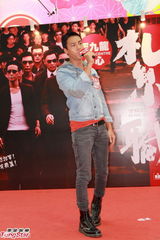 组图：陈伟霆谈裸跑尴尬笑 未能邀阿Sa看首映