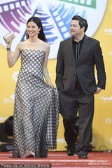 组图：伍仕贤携爱妻现身 龚蓓苾抹胸裙热情挥手