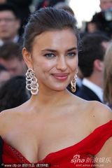 组图：C罗超模女友戛纳走秀展玉腿深沟