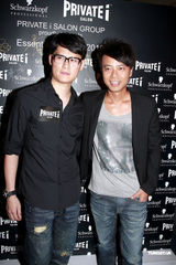 组图：黄秋生一身休闲出席活动 李蕙敏发型夸张