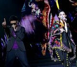 组图：范玮琪上海开唱 陈建州现身献热吻