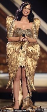 组图：凯蒂佩里爆乳亮相 化身金丝雀鸟笼中放歌