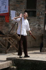 组图：张翰魏晨朱梓骁下乡“改造” 农夫装扮录节目