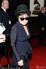 组图：小野洋子西装黑超遮面爆乳卖萌