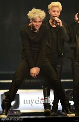 组图：EXO办回归秀咆哮掀高潮 女歌迷激动晕倒