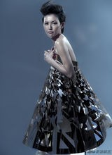 组图：孙燕姿雕镂金缕衣拍封面 自侃是人间凶器