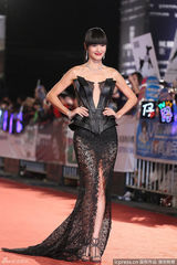 组图：谢怡芬黑色镂空裙性感 酥胸若隐若现