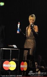 组图：蕾哈娜获全英国际最佳女歌手 破烂大T秀美腿